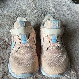 Nike Girls soft pink Size 9